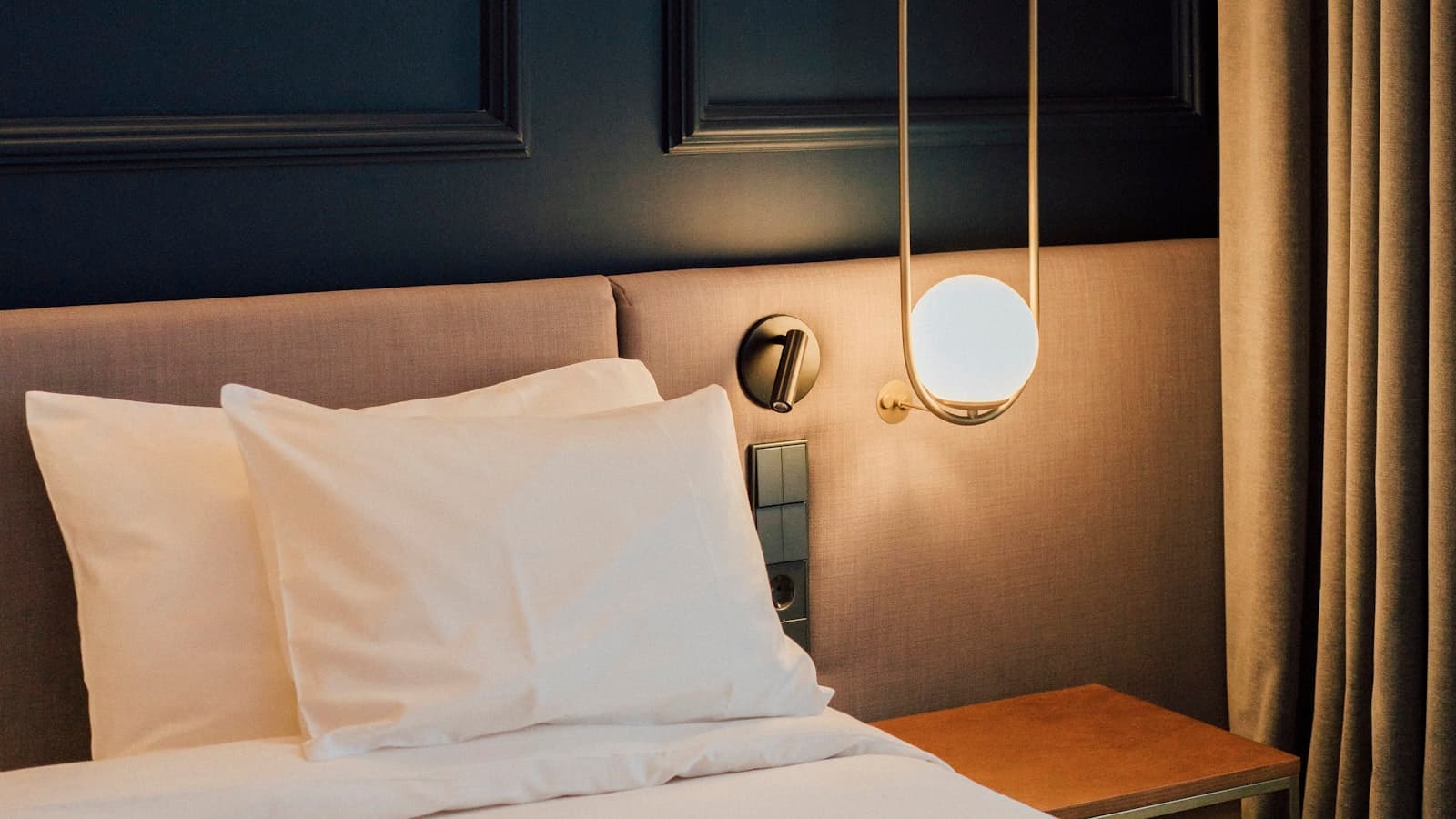 Booking vs Airbnb vs HomeExchange vs Agoda — Dónde alojarse como viajero y nómada digital 2026
